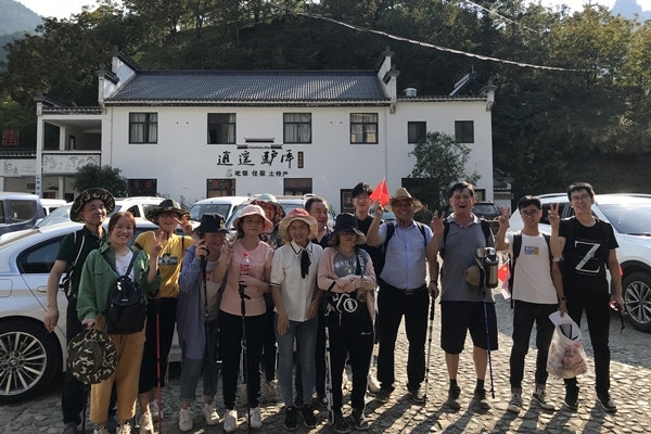 创想徒步小组第一位留念