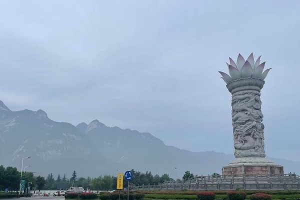 来到华山脚下