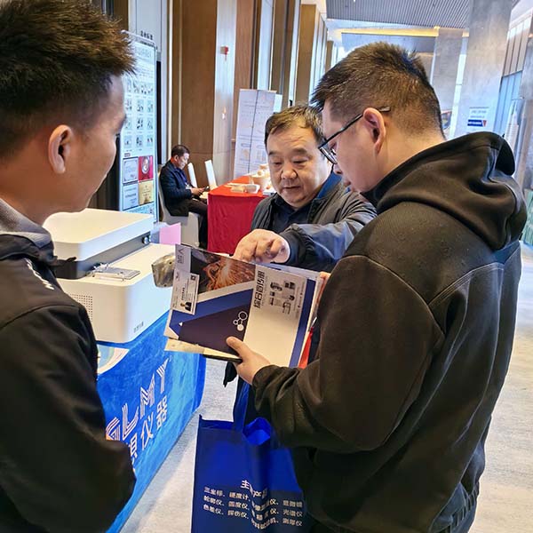 为嘉宾介绍创想仪器优质产品